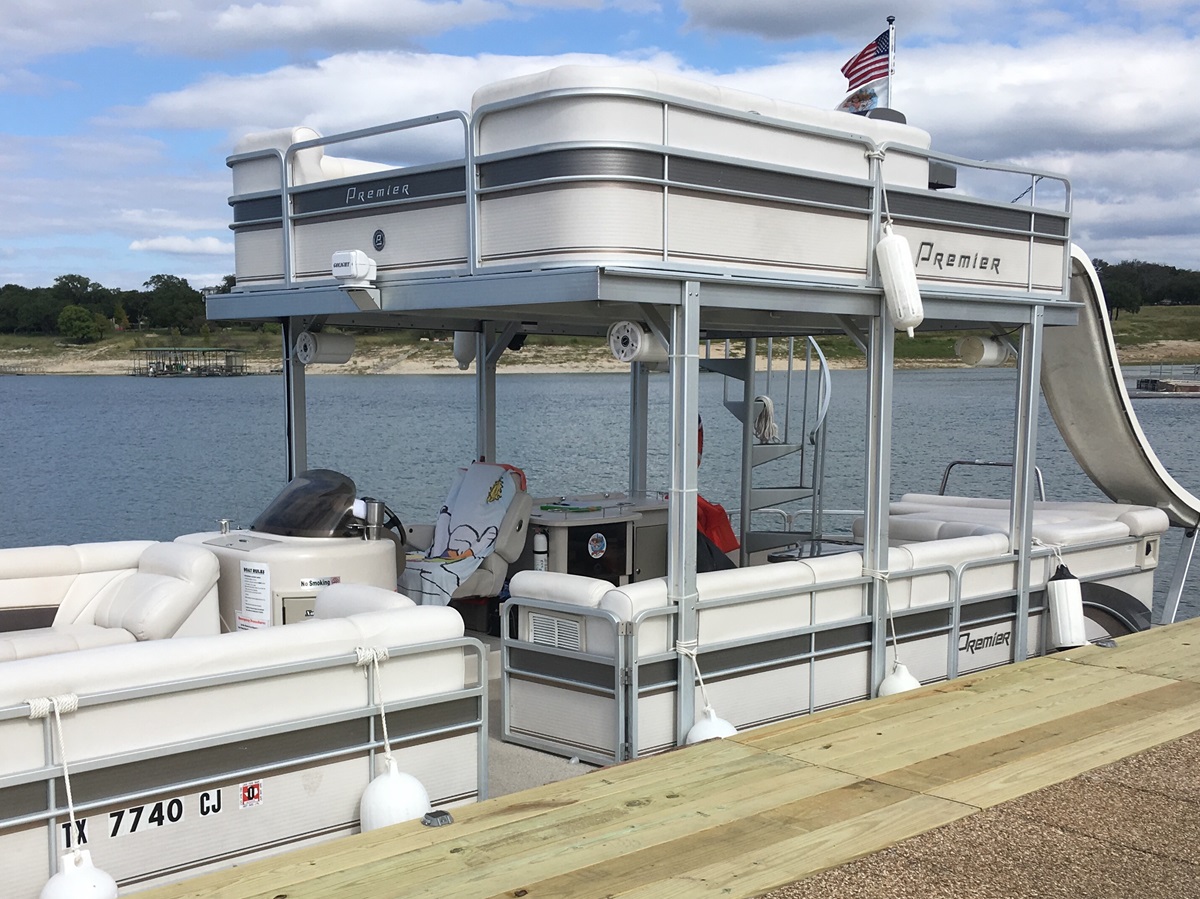 pontoon party boat that seats up to 17 passengers
